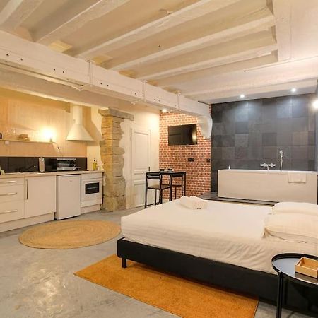 Industrial-Style Studio With Bathtub, Vieux-Lyon Buitenkant foto
