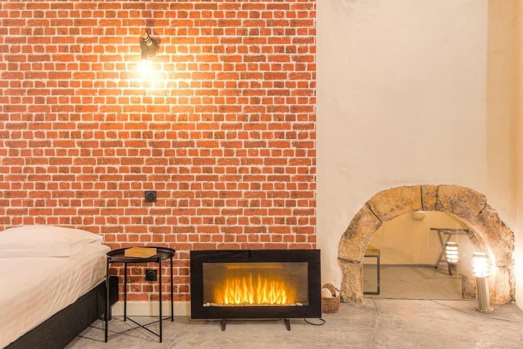 Industrial-Style Studio With Bathtub, Vieux-Lyon Buitenkant foto