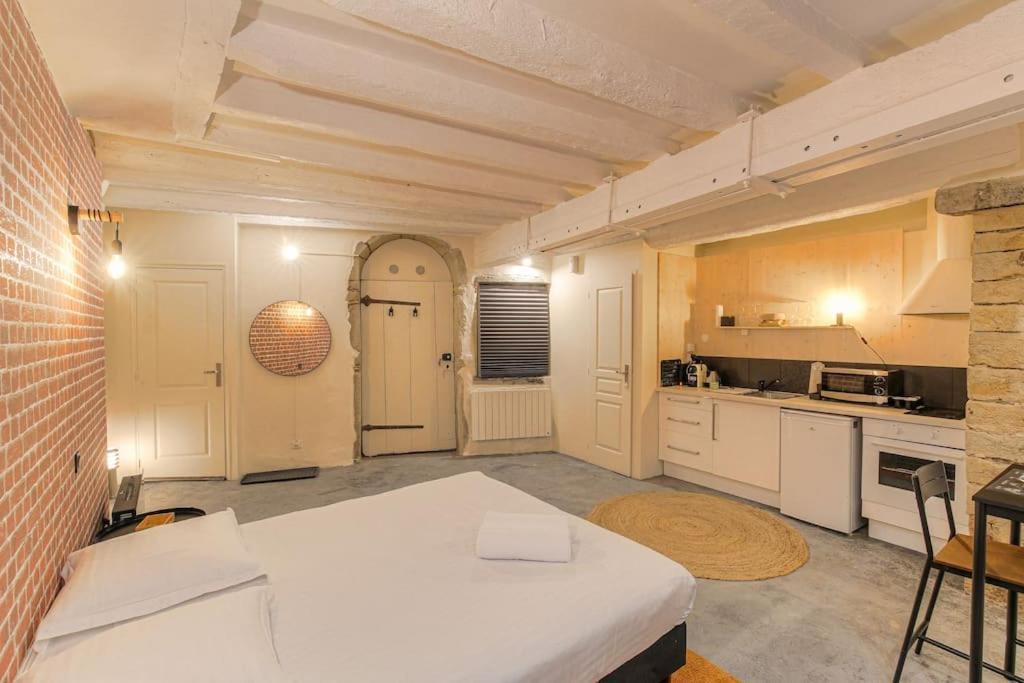 Industrial-Style Studio With Bathtub, Vieux-Lyon Buitenkant foto