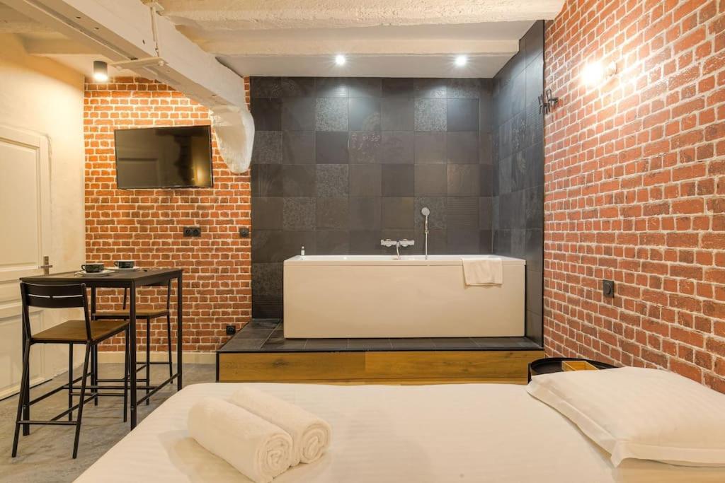 Industrial-Style Studio With Bathtub, Vieux-Lyon Buitenkant foto