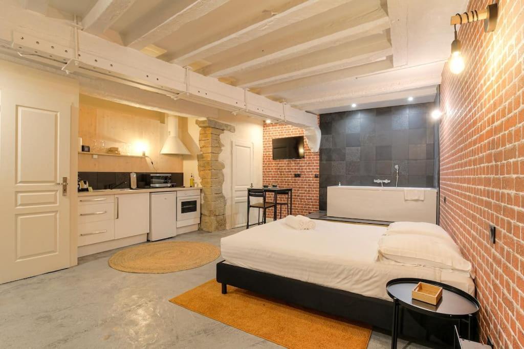 Industrial-Style Studio With Bathtub, Vieux-Lyon Buitenkant foto