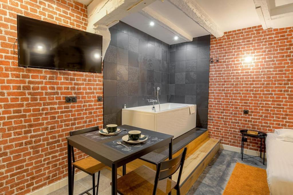 Industrial-Style Studio With Bathtub, Vieux-Lyon Buitenkant foto