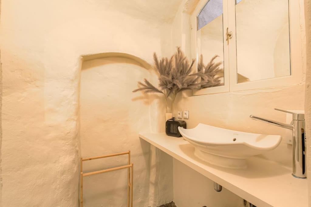 Industrial-Style Studio With Bathtub, Vieux-Lyon Buitenkant foto