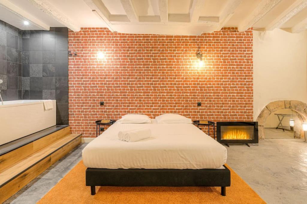 Industrial-Style Studio With Bathtub, Vieux-Lyon Buitenkant foto