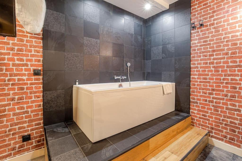 Industrial-Style Studio With Bathtub, Vieux-Lyon Buitenkant foto