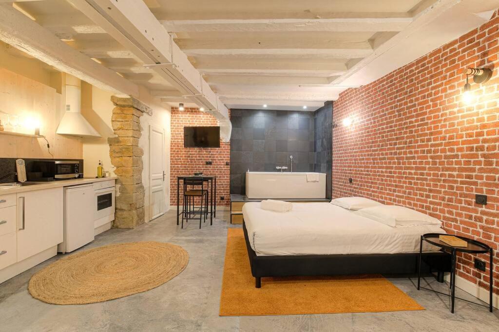 Industrial-Style Studio With Bathtub, Vieux-Lyon Buitenkant foto